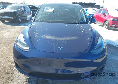 2024 Tesla Model Y Long Range Dual Motor All-Wheel Drive z USA, uszkodzony, nr VIN 7SAYGDEE5RF186050
